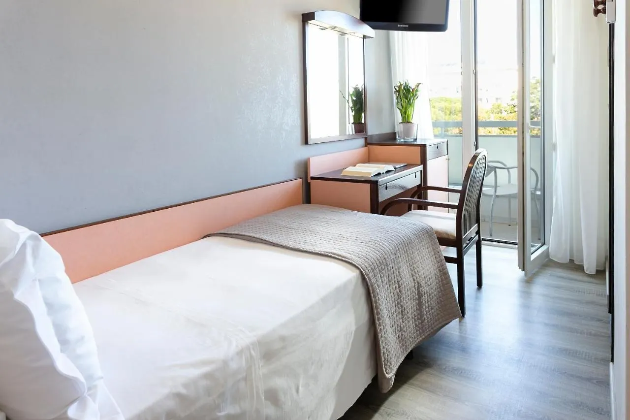 Hotel Zanarini In Centro A Riccione