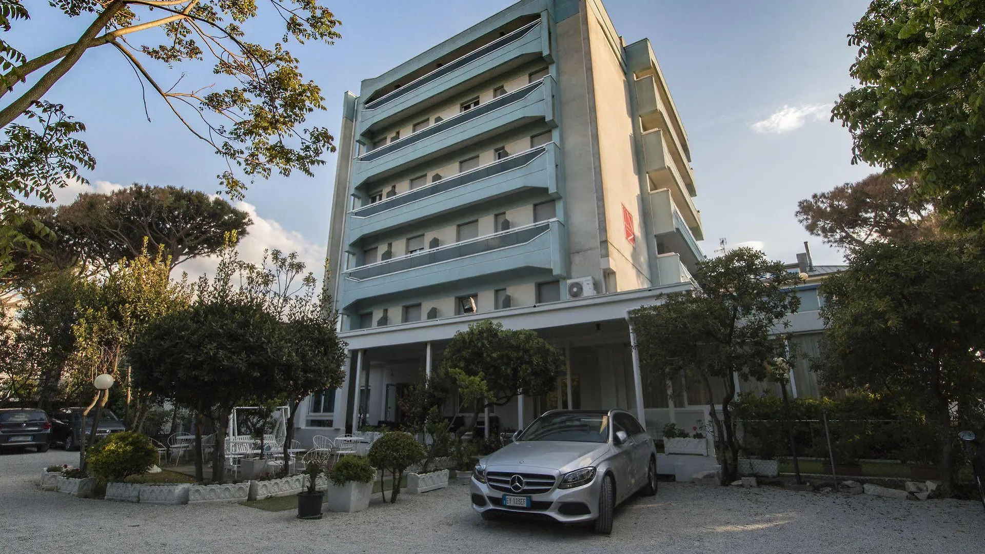Hotel Zanarini In Centro A Riccione
