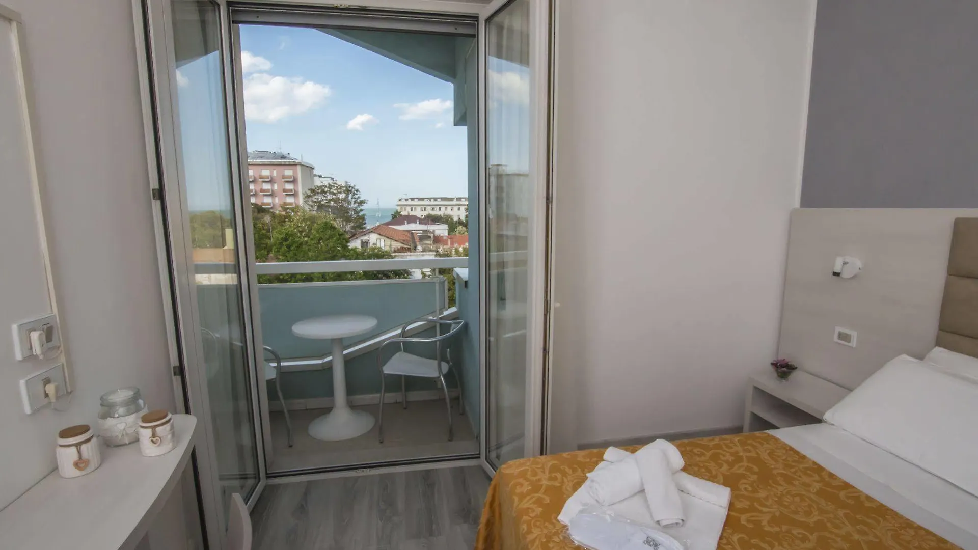 Hotel Zanarini In Centro A Riccione 3*,  Italien
