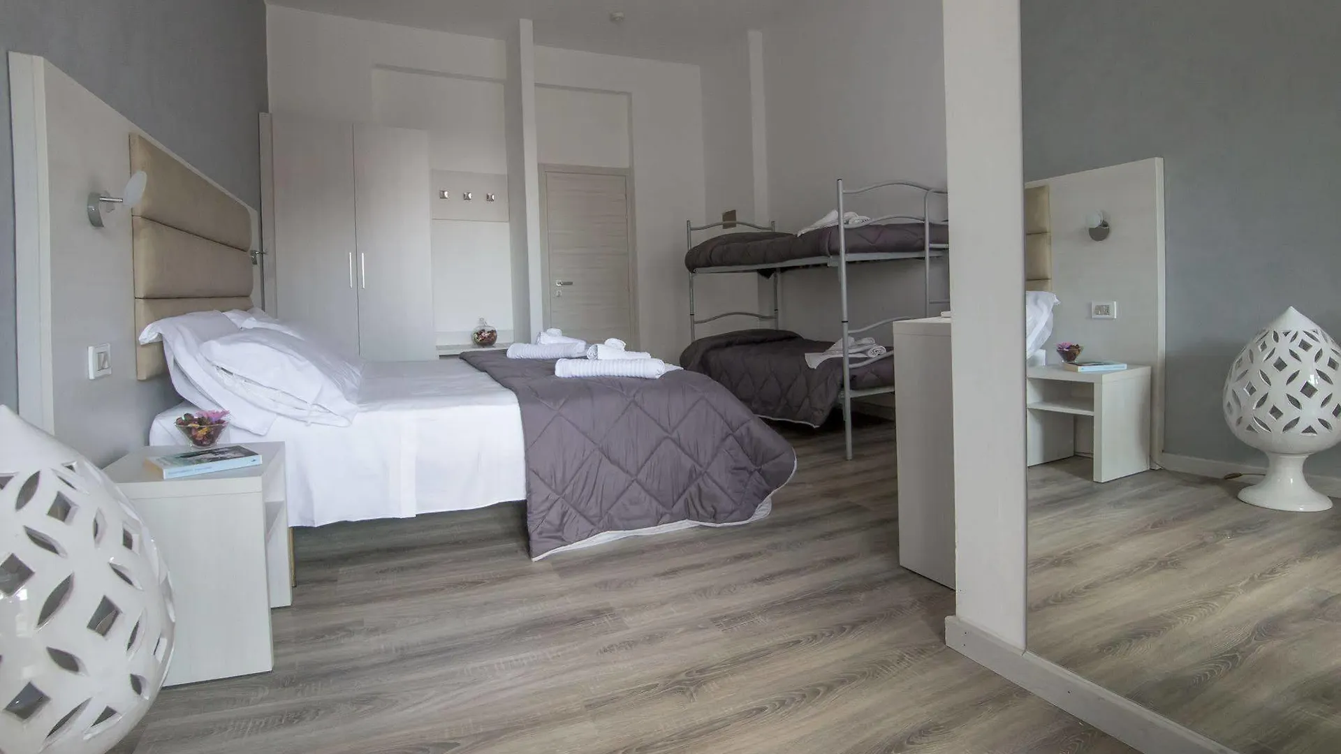 Hotel Zanarini In Centro A Riccione